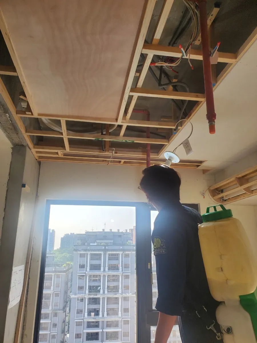 裝潢中的大樓住家天花板角材骨架,技師正在施作