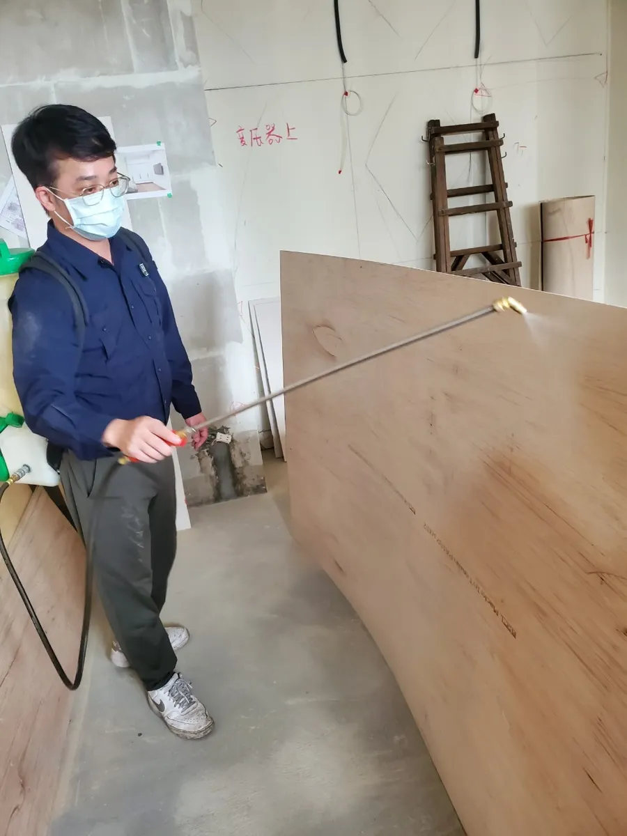技師對大片夾板施作